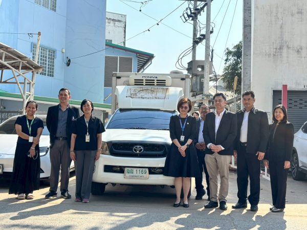 คณบดีสัตวแพทย์ มหาวิทยาลัยขอนแก่น นำคณะผู้บริหารสวัสดีปีใหม่ ผู้อำนวยการศูนย์สัตว์ทดลองภาคตะวันออกเฉียงเหนือ มหาวิทยาลัยขอนแก่น พร้อมรับมอบรถขนส่งสัตว์ทดลองเพื่อใช้ประโยชน์ทางการวิจัยและการศึกษา